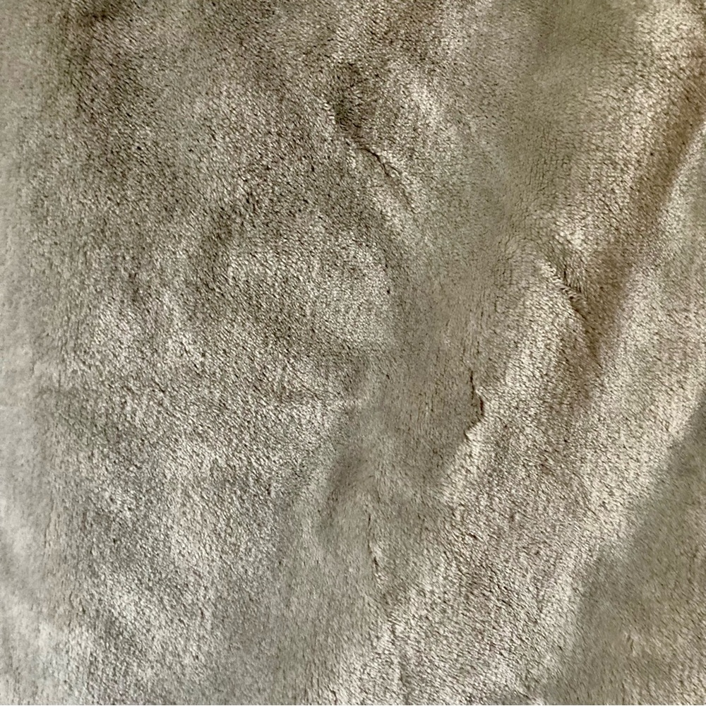 NWT Kate Spade New York oversized twin size fleece blanket in medium gray - Picture 4 of 7